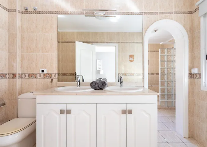 Luxurious 1,5 Kilometers From 빌라 *